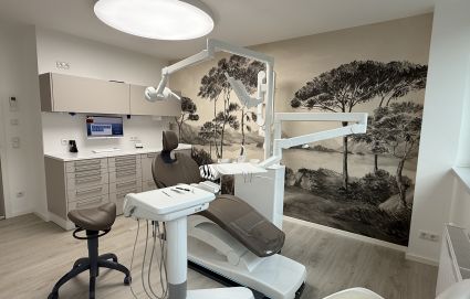 Modernes Zahnarzt-Behandlungszimmer mit Wandbild.