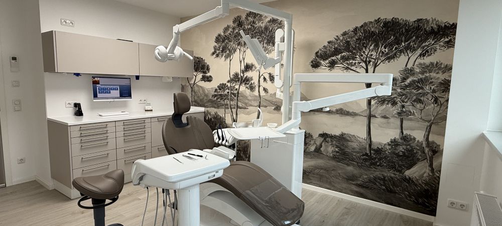Modernes Zahnarzt-Behandlungszimmer mit Wandbild.